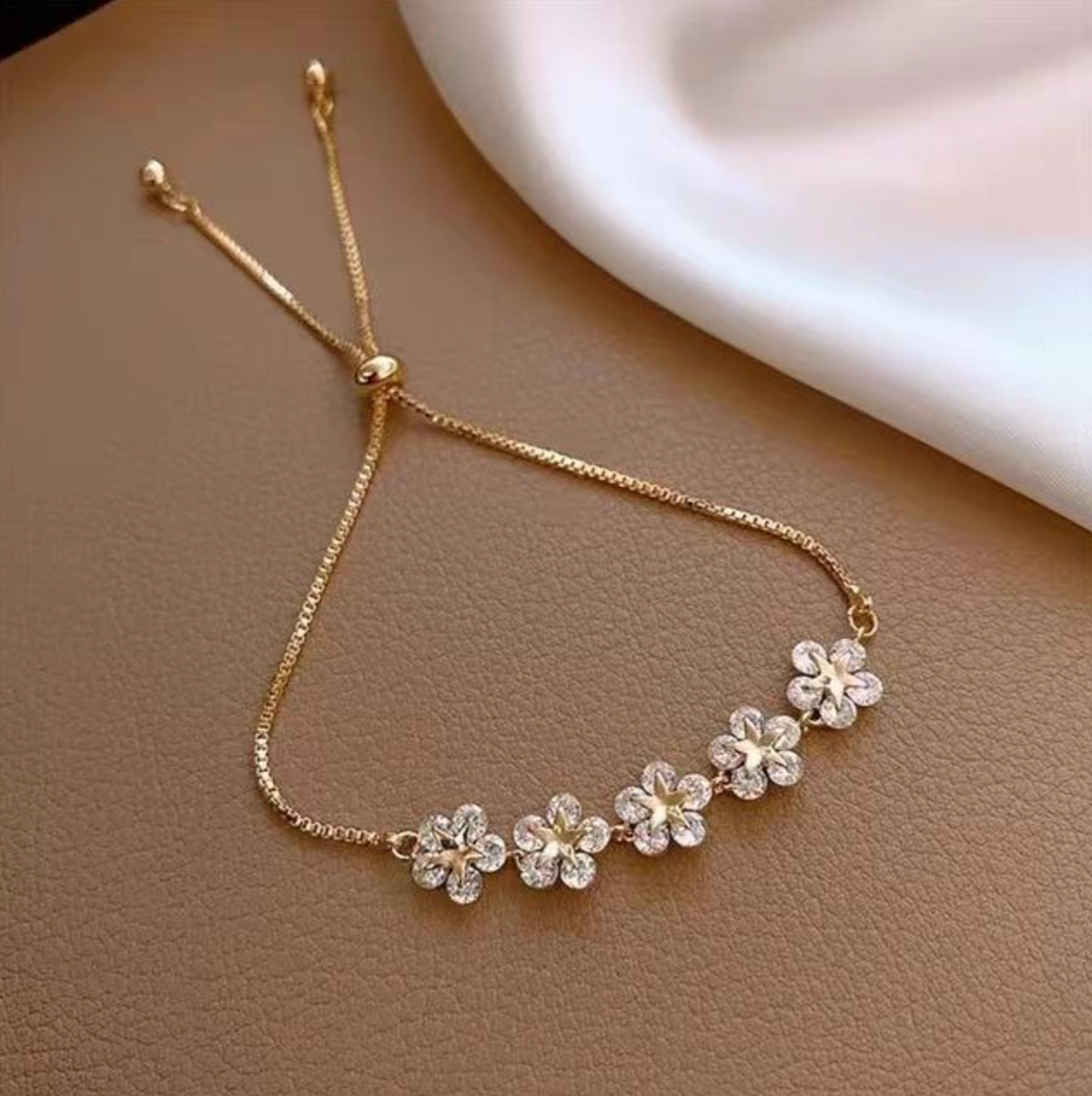 Gold-Plated Petal Flower Star Necklace – Elegant Floral Statement Jewelry